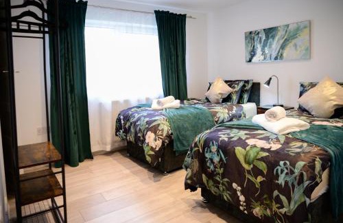 Bramcote House | Strelley house 2 , Perfect for business trip & Families holiday or working proffesionals-5 min from M1 J25 , 500MB Wi-Fi , Netflix , Fully equiped kitchen , Asda supermarket 5 min walk , Free Secure parking with CCTV ,available monthly deals