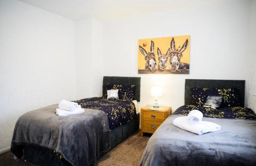 Bramcote House | Strelley house 4 , Perfect for business trip & Families holiday or working proffesionals-5 min from M1 J25 , 500MB Wi-Fi , Netflix , Fully equiped kitchen , Asda supermarket 5 min walk , Free Secure parking with CCTV ,available monthly deals