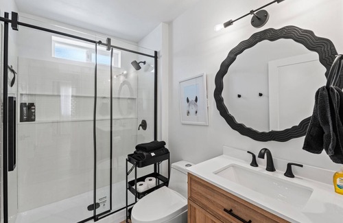 San Marcos House | Strict No Parties, New Modern Clean Cozy Home