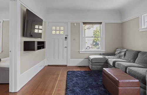 Central Sacramento Cottage | ☞ 🐔 Stroll to Town | Large Yard with Chickens + Eggs!