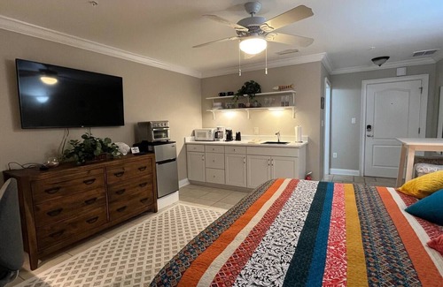 Jacksonville Beach Apartment | Studio 1.5 blocks to Beach!