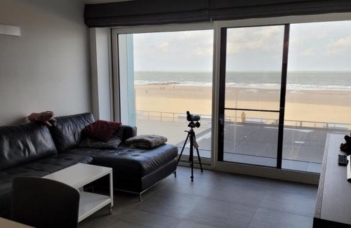 Middelkerke Apartment | Studio 105 op zeedijk met frontaal zeezicht 1ste verdiep