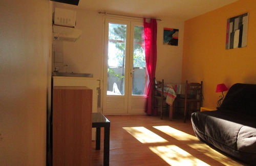 Saint-Cyprien Apartment | Studio 2 people near the beach in Saint-Cyprien wi-fi terrace ground floor