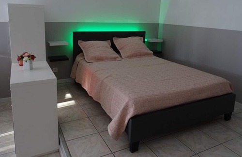 Six-Fours-les-Plages Apartment | Studio 30 M2 in RDJ of villa in 1200 m beaches ideal for 2 people