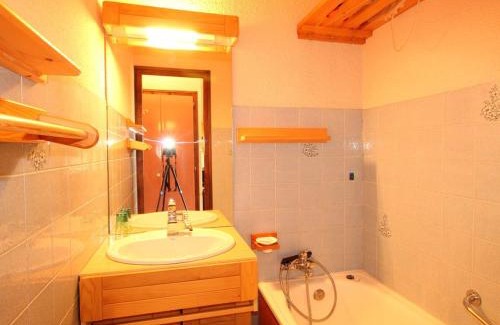Les Carroz-d'Araches Apartment | Studio 4 pers au pied des pistes, balcon, casier à skis, TV - FR-1-572-178