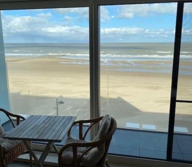 Middelkerke Apartment | Studio 405 op zeedijk met frontaal zeezicht 4de verdiep