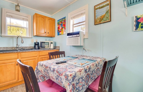 Shoreline Park Apartment | Studio ~ 5 Mi to Waveland Beach & Pier!