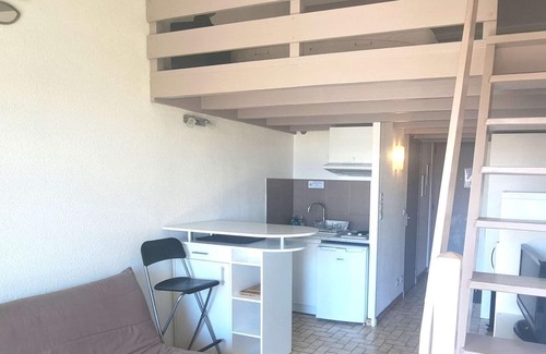 Saint-Pierre-la-Mer Apartment | Studio 50m from the beach