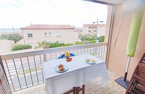 Saint-Pierre-la-Mer Apartment | Studio 50m from the beach