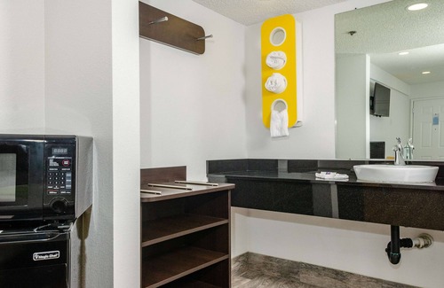 Raisin Hotel | Studio 6 Fresno, CA - Extended Stay