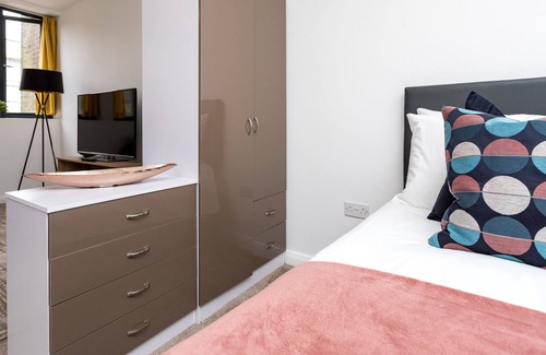 Crawley City Centre Apartment | Studio- 7 Apartment in Heart of Crawley Town