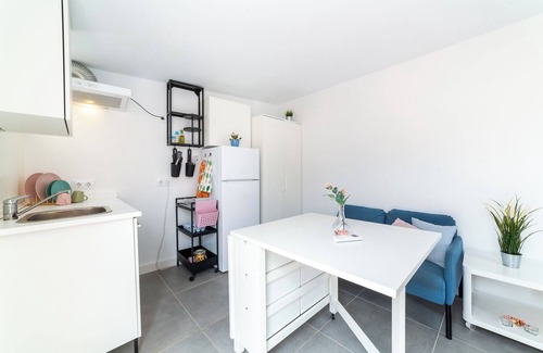 Almeria Centro Apartment | Studio Apartment 'Casa Maruchi - 2' near the Beach with Shared Terrace and Wi-Fi