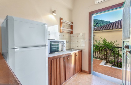 Limni Keri Apartment | Studio Apartment 'Castellos Bellos 2' with Shared Garden, Wi-Fi and Air Conditioning