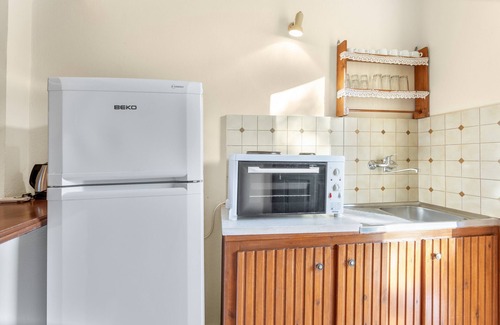 Limni Keri Apartment | Studio Apartment 'Castellos Bellos 1' with Shared Garden, Wi-Fi and Air Conditioning