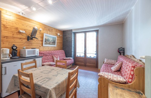 Samoens Apartment | Studio Apartment 'De La Grenette' with Mountain View and Balcony
