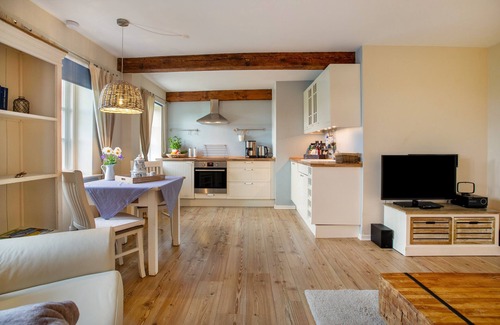 Pellworm Apartment | Studio Apartment 'Der Silberhof Von 1856 - Heine' with Terrace, Shared Garden and Wi-Fi