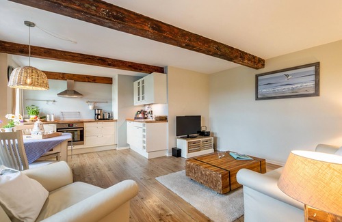 Pellworm Apartment | Studio Apartment 'Der Silberhof Von 1856 - Heine' with Terrace, Shared Garden and Wi-Fi