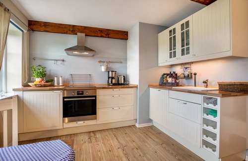 Pellworm Apartment | Studio Apartment 'Der Silberhof Von 1856 - Heine' with Terrace, Shared Garden and Wi-Fi