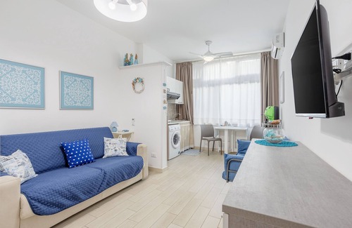 Mondello Apartment | Studio Apartment 'Flat Blu Palermo Mondello' with Shared Pool, Shared Terrace and Air Conditioning