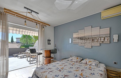 Villetelle Apartment | Studio Apartment "Jacuzzi Privatif, Piscine Chauffée" with Shared Heated Pool & Wi-Fi