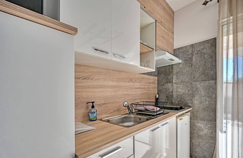 Villetelle Apartment | Studio Apartment "Jacuzzi Privatif, Piscine Chauffée" with Shared Heated Pool & Wi-Fi