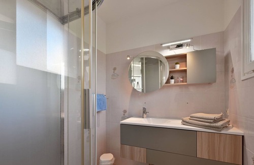 Villetelle Apartment | Studio Apartment "Jacuzzi Privatif, Piscine Chauffée" with Shared Heated Pool & Wi-Fi