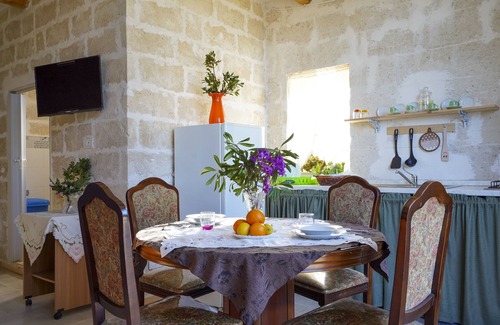 L'Assunta Apartment | Studio Apartment "La Casa Di Marta" with Shared Garden & Wi-Fi