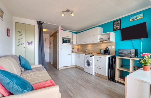 Le Grau-dʼAgde Apartment | Studio Apartment 'Les Ptits Loups, Le Grau D'agde' with Sea View and Air Conditioning