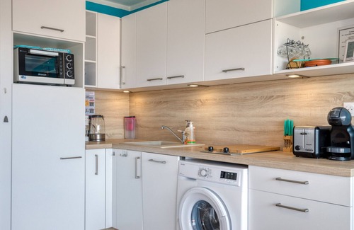 Le Grau-dʼAgde Apartment | Studio Apartment 'Les Ptits Loups, Le Grau D'agde' with Sea View and Air Conditioning