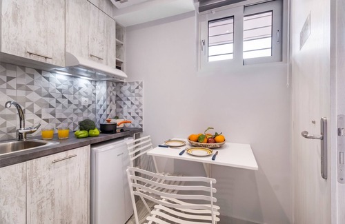 Perigiali Apartment | Studio Apartment 'Mella Roa Teal' with Shared Terrace, Wi-Fi and Air Conditioning