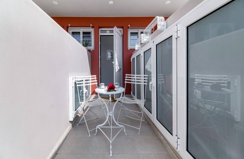 Perigiali Apartment | Studio Apartment 'Mella Roa Teal' with Shared Terrace, Wi-Fi and Air Conditioning