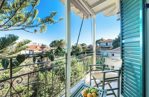 Nikiana Apartment | Studio Apartment 'Old Boat Double 11' with Sea View, Wi-Fi and Air Conditioning