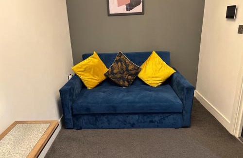 Peterborough Apartment | Studio Apartment - Perfect for Contractors and Short & Long Term Stays - Free WIFI - Free Parking - Extra Bed - Full Kitchen