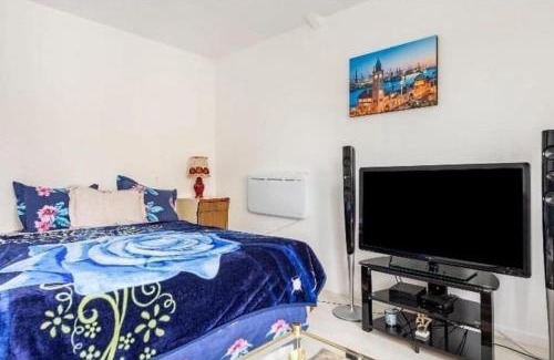 Pierrefitte-sur-Seine Apartment | Studio Appartment with Office wifi parking balcony