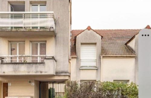 Pierrefitte-sur-Seine Apartment | Studio Appartment with Office wifi parking balcony
