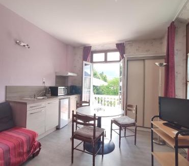Argeles Gazost Apartment | Studio avec terrasse vue Tourmalet dans Villa historique "Victoria"