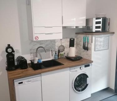 Serignan Apartment | Studio BLEU, Neuf, classé 3 étoiles, Clim, Wifi, Lave-linge, Lit King Size, au calme et à 800m des plages de Valras Plage