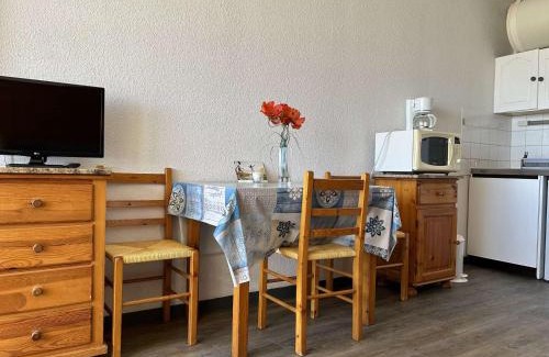 Saint-Pierre-la-Mer Apartment | Studio bord de mer, parking, animaux admis - FR-1-229D-226