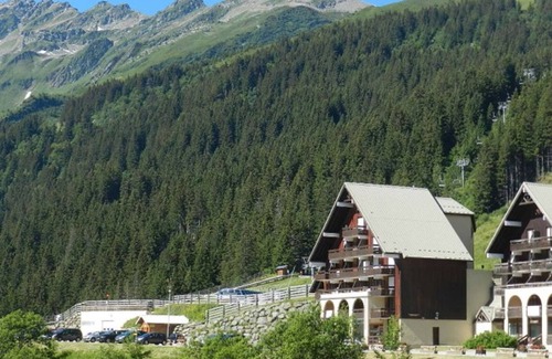 Le Pleynet Apartment | Studio cabin at the slopes, balcony, pets welcome