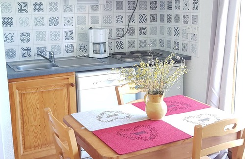 La Joue du Loup Apartment | Studio cabin for 4, terrace, parking, pets allowed