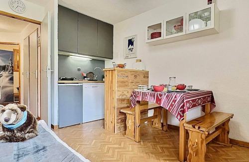 Tignes le Lac Apartment | Studio cabin for 4 in Tignes, ski-in/ski-out, near shops, south-facing balcony, well-equipped