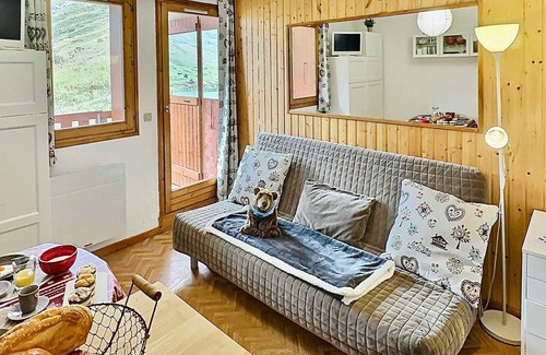 Tignes le Lac Apartment | Studio cabin for 4 in Tignes, ski-in/ski-out, near shops, south-facing balcony, well-equipped