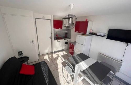 Valras-Plage Apartment | Studio Cabin ideally located 50 meters from the beach and shops