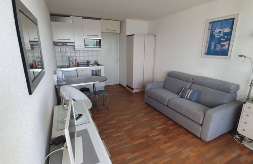Carnon-Plage Apartment | Studio cabin sea view with private parking - sleeps 3