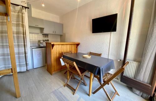 Les Angles Apartment | Studio cabine 21m², 5 pers, balcon, animaux admis, parking, proche commerces - FR-1-758-28