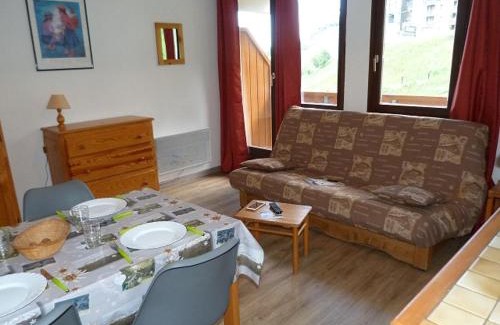 Les Bruyeres Apartment | Studio cabine 4 pers aux Menuires, ski aux pieds, balcon, parking gratuit, commerces à proximité - FR-1-178-293