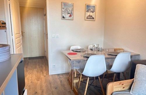 Risoul Apartment | Studio cabine 5 pers à Risoul, pied des pistes et proche navette - FR-1-330-582