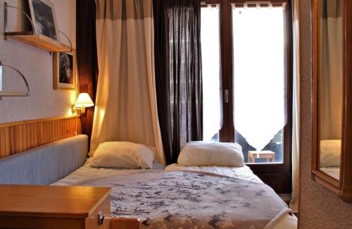 Risoul Apartment | Studio cabine au pied des pistes avec piscine et tennis, 4 couchages, animaux acceptés - FR-1-330-169