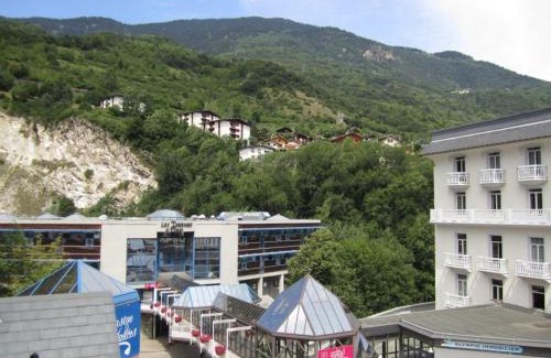 Brides-les-Bains Apartment | Studio Centre Brides-les-Bains : Balcon, Wi-Fi, Parking, Proche Télécabine & Thermes - FR-1-512-132