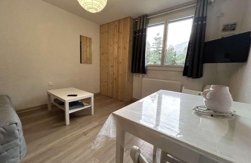 La Salle-les-Alpes Apartment | Studio Charmant avec Piscine, Ski au Pied et Parking à La Salle-les-Alpes - FR-1-330F-115
